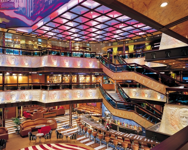 El espectacular Atrium del Carnival Valor es el corazón del barco 
